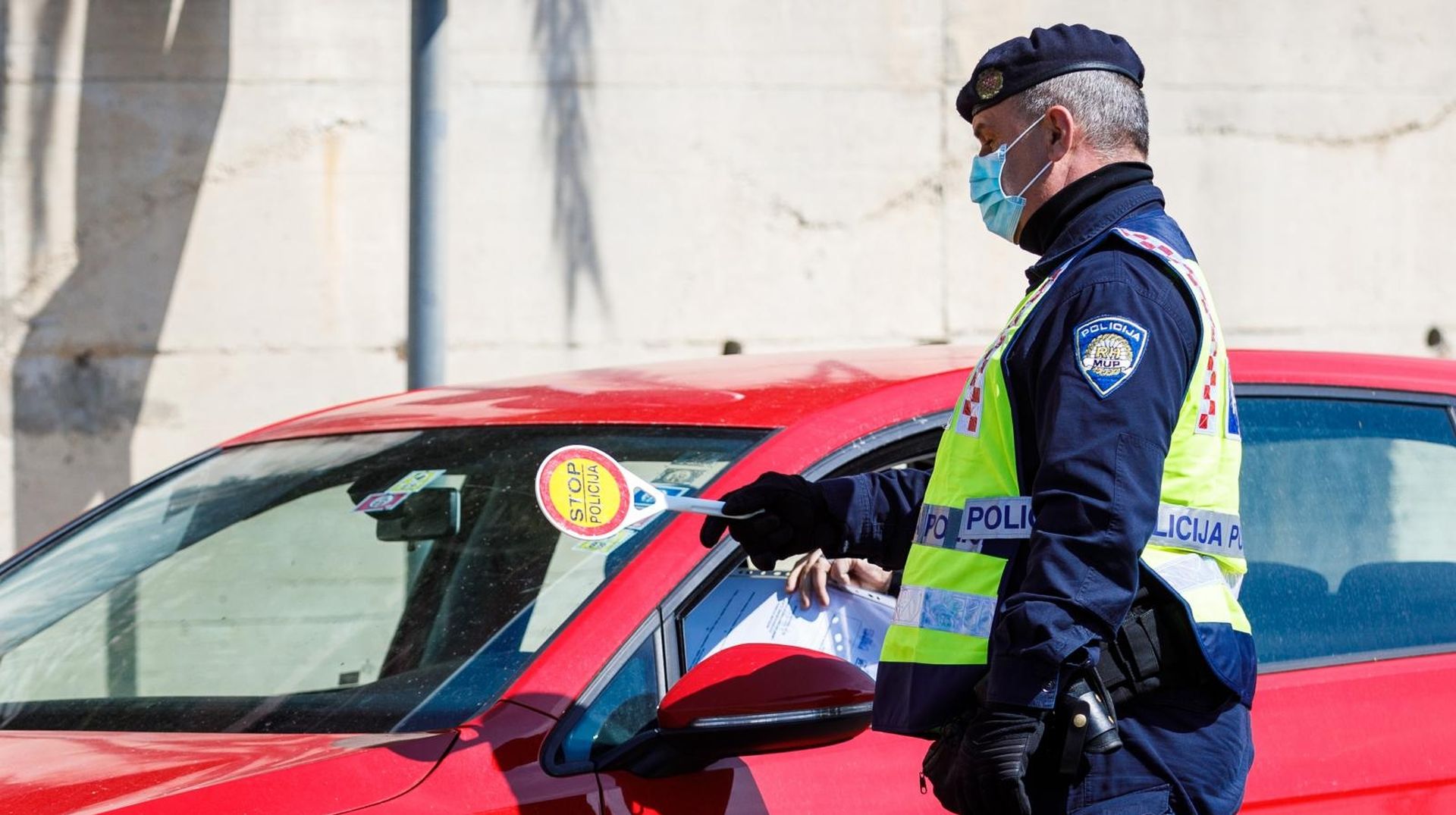 03.04.2020., Podstrana - Policija kontrolira propusnice vozaca na jednoj od kontrolnih tocaka na izlazu iz Splita.
Photo: Milan Sabic/PIXSELL