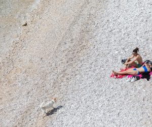 04.04.2020., Rijeka - Na plazama u Rijeci skupilo se ponesto gradjana koji su iskoristili lijepo vrijeme pritom drzeci se svih uputa stozera civilne zastite o drzanju socijalnog razmaka koji je na snazi zbog pandemije koronavirusa. Photo: Nel Pavletic/PIXSELL