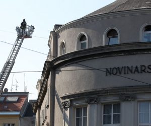 04.04.2020., Zagreb - Sanacija stete uzrovovane potresom na zagrebackim krovovima i proceljima zgrada.
Photo: Igor Kralj/PIXSELL