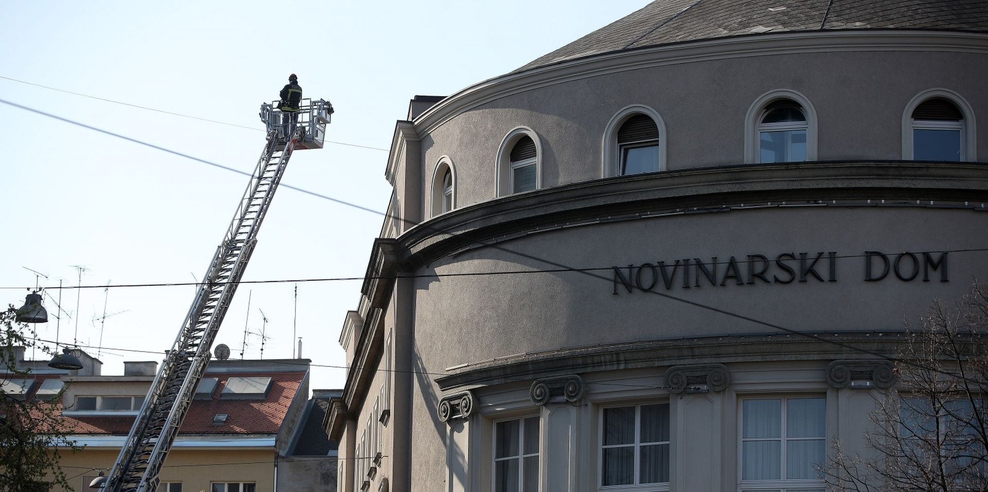 04.04.2020., Zagreb - Sanacija stete uzrovovane potresom na zagrebackim krovovima i proceljima zgrada.
Photo: Igor Kralj/PIXSELL