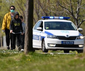 04.04.2020., Beograd, Srbija - Beogradjani uzivaju u suncanom danu prije pocetka policijskog sata. U Srbiji je zbog pandemije koronavirusa uveden 40-satni vikend policijski sat, od subote u 13 h do ponedeljka u 05 h. Najavljene su poostrene mjere kontrole krsenja. Photo: Srdjan Ilic/PIXSELL