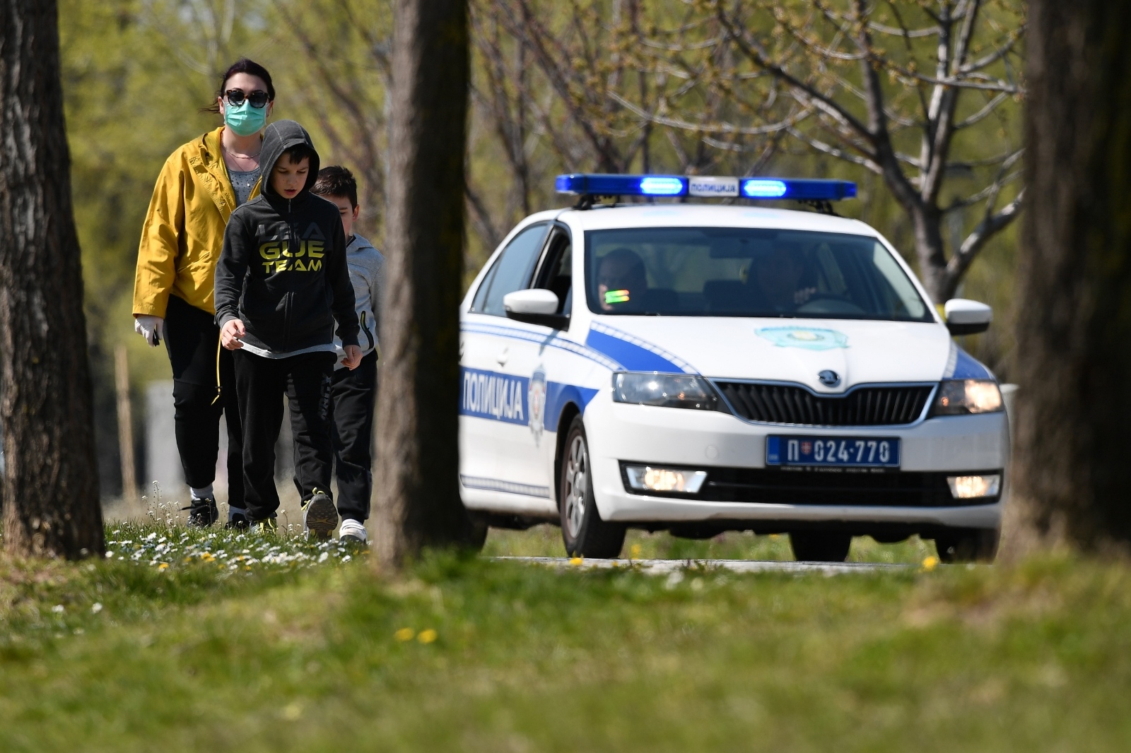 04.04.2020., Beograd, Srbija - Beogradjani uzivaju u suncanom danu prije pocetka policijskog sata. U Srbiji je zbog pandemije koronavirusa uveden 40-satni vikend policijski sat, od subote u 13 h do ponedeljka u 05 h. Najavljene su poostrene mjere kontrole krsenja. Photo: Srdjan Ilic/PIXSELL