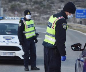 05.04.2020., Sibenik - Danas je posljednji dan kako gradjani RH mogu koristiti stare dozvole za kretanje iz grada u grad zbog radnih obveza. Photo: Hrvoje Jelavic/PIXSELL