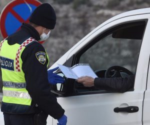 05.04.2020., Sibenik - Danas je posljednji dan kako gradjani RH mogu koristiti stare dozvole za kretanje iz grada u grad zbog radnih obveza. Photo: Hrvoje Jelavic/PIXSELL