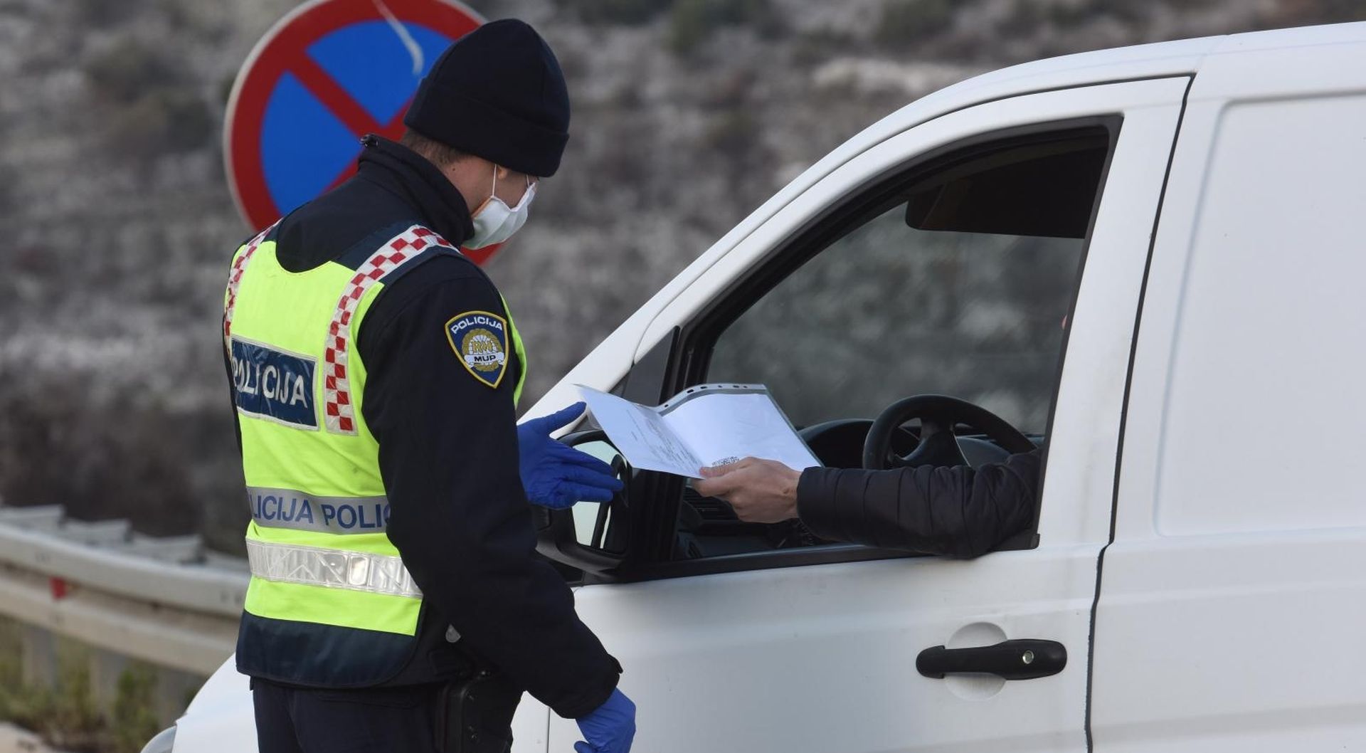 05.04.2020., Sibenik - Danas je posljednji dan kako gradjani RH mogu koristiti stare dozvole za kretanje iz grada u grad zbog radnih obveza. Photo: Hrvoje Jelavic/PIXSELL