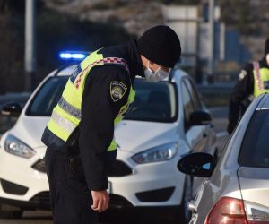05.04.2020., Sibenik - Danas je posljednji dan kako gradjani RH mogu koristiti stare dozvole za kretanje iz grada u grad zbog radnih obveza. Photo: Hrvoje Jelavic/PIXSELL