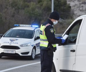 05.04.2020., Sibenik - Danas je posljednji dan kako gradjani RH mogu koristiti stare dozvole za kretanje iz grada u grad zbog radnih obveza. Photo: Hrvoje Jelavic/PIXSELL