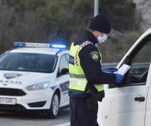 05.04.2020., Sibenik - Danas je posljednji dan kako gradjani RH mogu koristiti stare dozvole za kretanje iz grada u grad zbog radnih obveza. Photo: Hrvoje Jelavic/PIXSELL