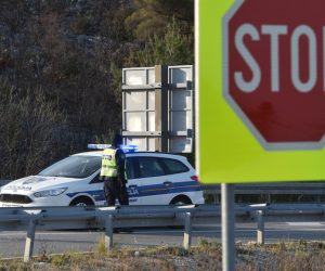 05.04.2020., Sibenik - Danas je posljednji dan kako gradjani RH mogu koristiti stare dozvole za kretanje iz grada u grad zbog radnih obveza. Photo: Hrvoje Jelavic/PIXSELL