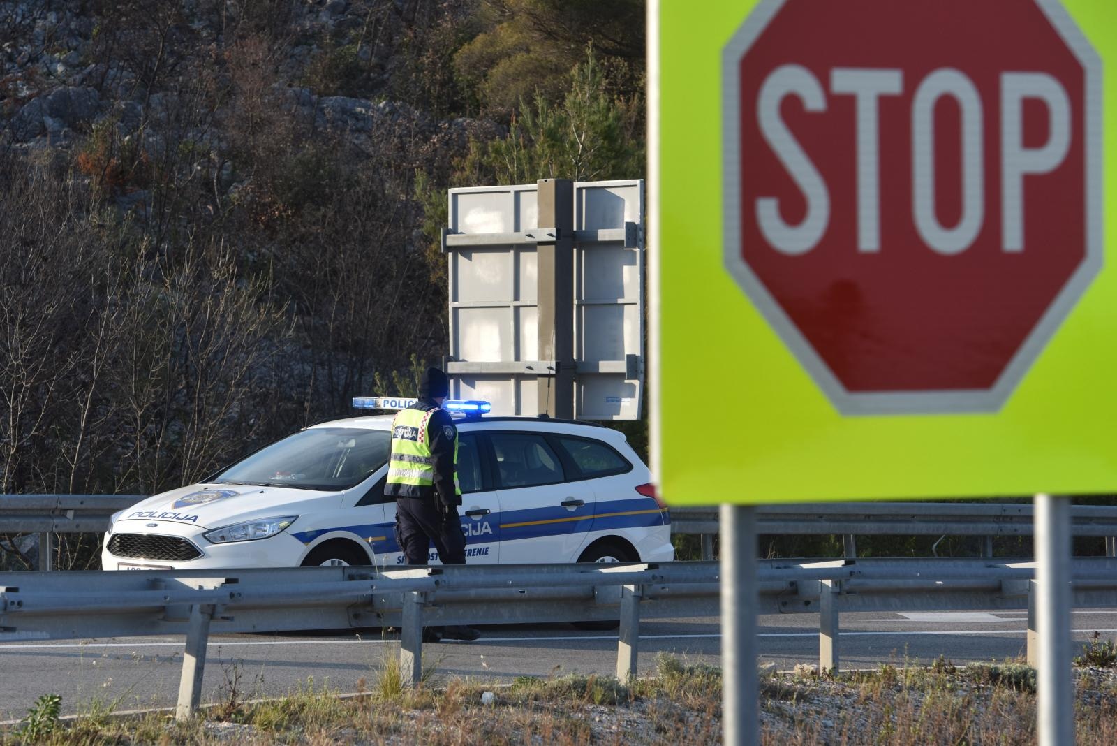 05.04.2020., Sibenik - Danas je posljednji dan kako gradjani RH mogu koristiti stare dozvole za kretanje iz grada u grad zbog radnih obveza. Photo: Hrvoje Jelavic/PIXSELL