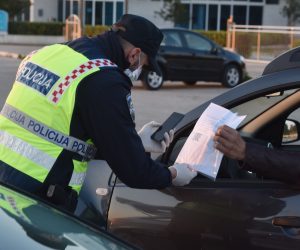 06.04.2020., Sibenik - Od danas su na snazi nove e-propusnice za kretanje gradjana iz grada u grad. Policijski sluzbenici od ponoci kontroliraju nove e-propisnice.
Photo: Hrvoje Jelavic/PIXSELL