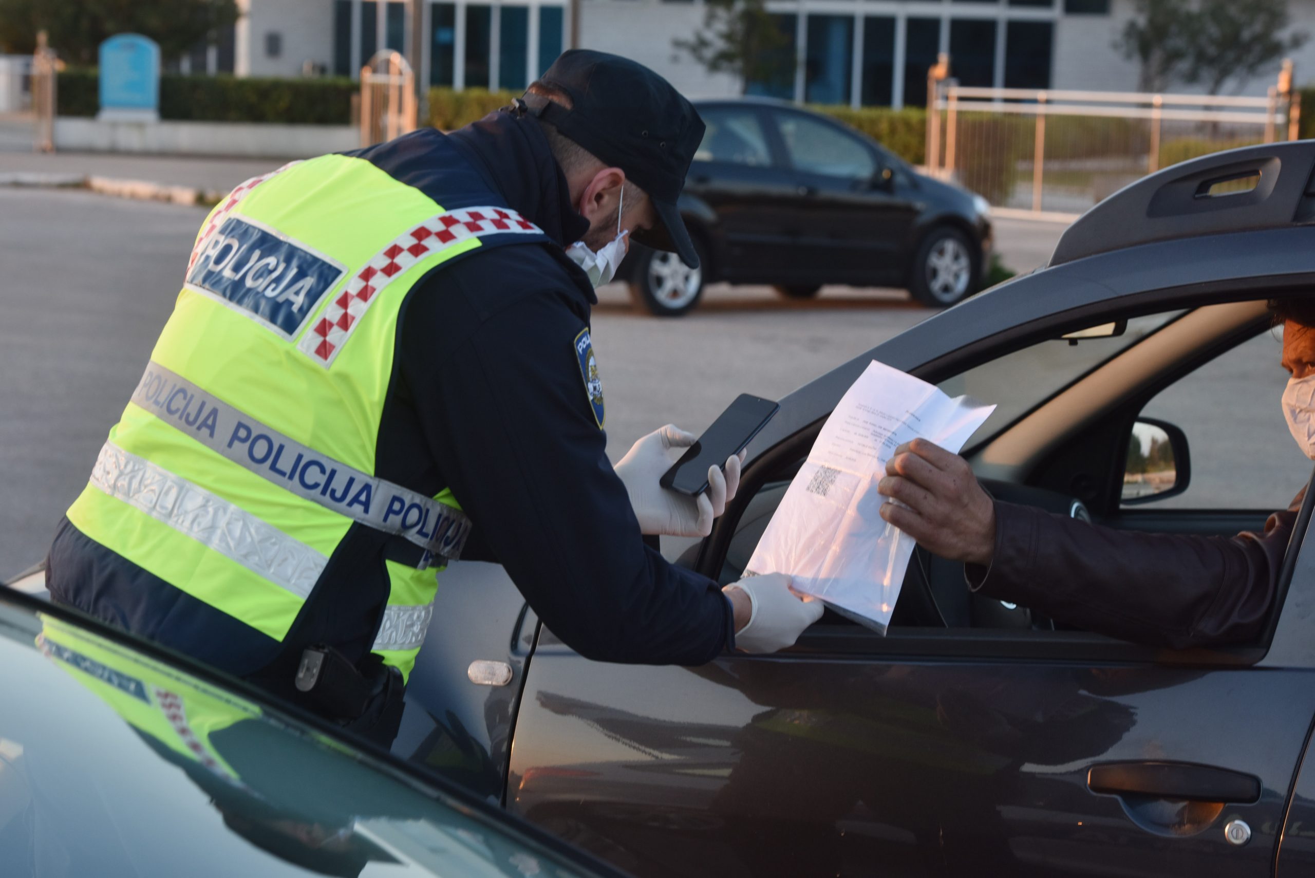 06.04.2020., Sibenik - Od danas su na snazi nove e-propusnice za kretanje gradjana iz grada u grad. Policijski sluzbenici od ponoci kontroliraju nove e-propisnice.
Photo: Hrvoje Jelavic/PIXSELL