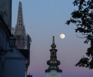 07.04.2020., Zagreb - Izlazak super mjeseca nad Zagrebom. Super mjesec je zapravo puni mjesec koji se pojavljuje u trenutku kad je Mjesec najblize Zemlji, a u tom polozaju izgleda svjetliji i veci od uobicajenog punog mjeseca. Photo: Luka Stanzl/PIXSELL