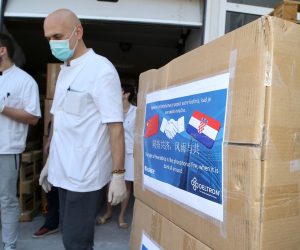 08.04.2020., Split - Kinezi preko firme Deltron poslali dio donacije za Hrvatsku. Nakon sto su iz firme Deltron u vrijeme najvece krize u Kini poslali zastitne maske za kineze oni uzvracaju mnogostruko i salju sada pomoc od koje je jedan dio doniran KBC Split. Donaciju je urucio Tomislav Divic direktor prodaje, a u ime bolnice primili su  djelatnici bolnicke ljekarne dr. Sc. Marija Stipic, Senka Rogulj, Ante Ivanac i studenti Vice Bujas  i Josip Ivkovic.
Photo: Ivo Cagalj/PIXSELL