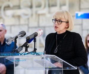 08.04.2020., Split - Ministar zdravstva Vili Beros daje izjavu zbog slucaja koronavirusa u Domu za starije i nemocne koji je tijekom  prosle noci evakuiran.
Vesna Bedekovic
Photo: Milan Sabic/PIXSELL