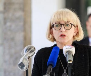 08.04.2020., Split - Ministar zdravstva Vili Beros daje izjavu zbog slucaja koronavirusa u Domu za starije i nemocne koji je tijekom prosle noci evakuiran.
Vesna Bedekovic
Photo: Milan Sabic/PIXSELL