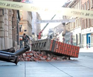 08.04.2020., Zagreb - Atmosfera u zagrebacko kasno poslijepodne u sredistu grada obiluje radovima i sanacijama zgrada od potresa te praznim ulicama radi pandemije Covid-19 zaraznog koronavirusa. Photo: Sanjin Strukic/PIXSELL