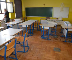 08.07.2019., Posavski Podgajci,  Drenovci - P​osljedice nevremena koje je u nedjelju zahvatilo ​z​upanjsku Posavinu.​ Gotovo 80 posto obiteljskih kuca i objekt​a je pretrpjelo stetu. Nevrijeme je nosilo crijepove s kuca rusilo stoljetna stabla. Posebno su stradale skole u Drenovcima i ​Posavskim ​Podgajcima. ​Na jednu je pao stoljetni bor, a u Podgajcima je orkanski vjetar odnio krov, pa je voda prodrla u ucionice. Unistena je oprema u vise ucionica, a najvise je stradala nova, jos ne koristena vrijedna informaticka oprema koja je ucenike trebala docekati na pocetku skolske godine.​
Photo: Ivica Galovic/PIXSELL