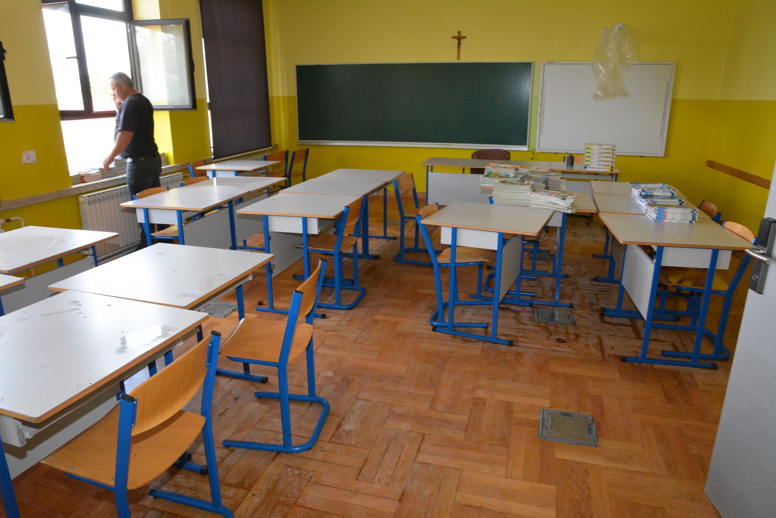 08.07.2019., Posavski Podgajci,  Drenovci - P​osljedice nevremena koje je u nedjelju zahvatilo ​z​upanjsku Posavinu.​ Gotovo 80 posto obiteljskih kuca i objekt​a je pretrpjelo stetu. Nevrijeme je nosilo crijepove s kuca rusilo stoljetna stabla. Posebno su stradale skole u Drenovcima i ​Posavskim ​Podgajcima. ​Na jednu je pao stoljetni bor, a u Podgajcima je orkanski vjetar odnio krov, pa je voda prodrla u ucionice. Unistena je oprema u vise ucionica, a najvise je stradala nova, jos ne koristena vrijedna informaticka oprema koja je ucenike trebala docekati na pocetku skolske godine.​
Photo: Ivica Galovic/PIXSELL