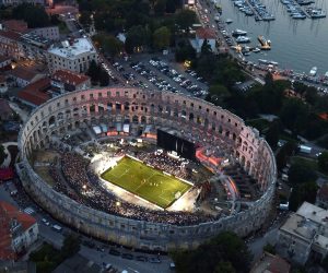08.07.2019., Pula - Po prvi put u povijesti rimski amfiteatar postao je nogometno igraliste na kojemu su snage odmjerile legende hrvatske nogometne reprezentacije i Bayer Muenchena. Photo: Dusko Marusic/PIXSELL