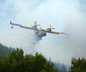 08.08.2019., Sibenik - Kanaderi se bore s pozarom koji je buknuo na nepristupacnom terenu nedaleko Skradina. Photo: Dusko Jaramaz/PIXSELL