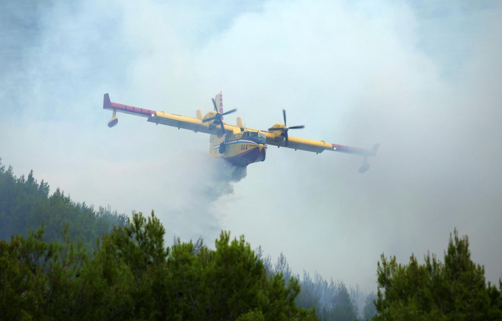 08.08.2019., Sibenik - Kanaderi se bore s pozarom koji je buknuo na nepristupacnom terenu nedaleko Skradina. Photo: Dusko Jaramaz/PIXSELL