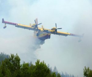 08.08.2019., Sibenik - Kanaderi se bore s pozarom koji je buknuo na nepristupacnom terenu nedaleko Skradina. Photo: Dusko Jaramaz/PIXSELL
