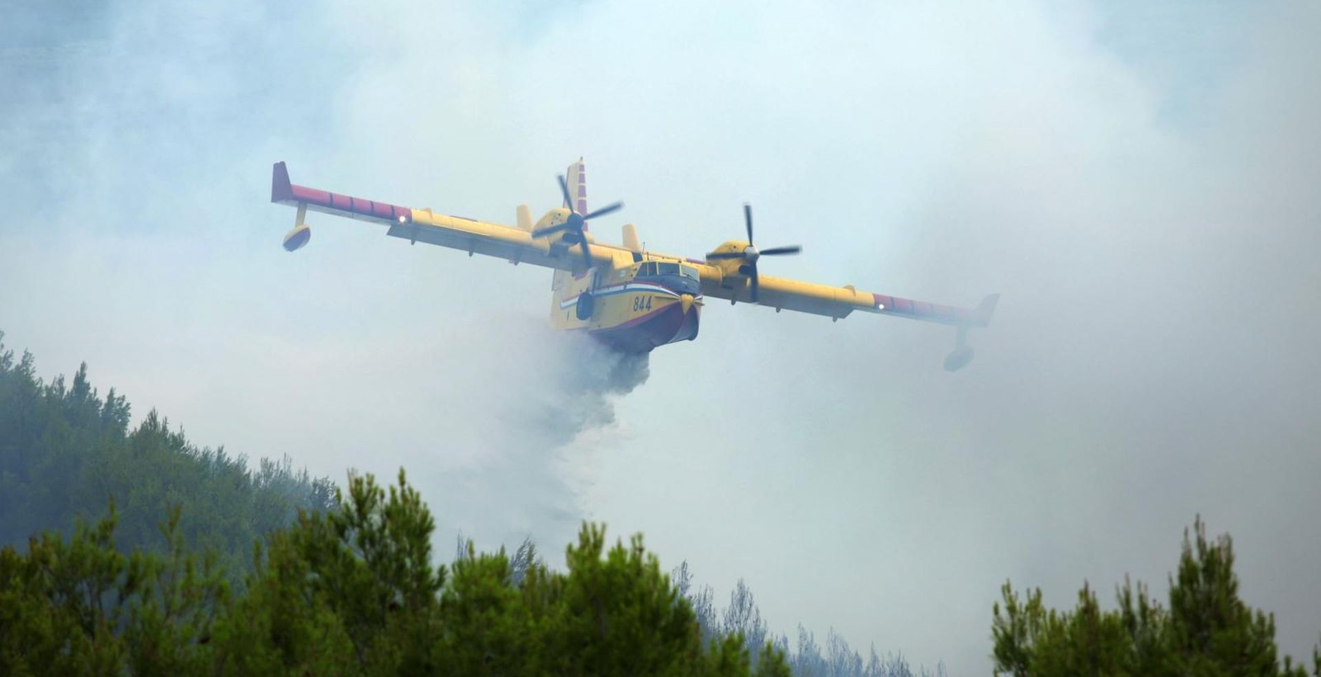 08.08.2019., Sibenik - Kanaderi se bore s pozarom koji je buknuo na nepristupacnom terenu nedaleko Skradina. Photo: Dusko Jaramaz/PIXSELL