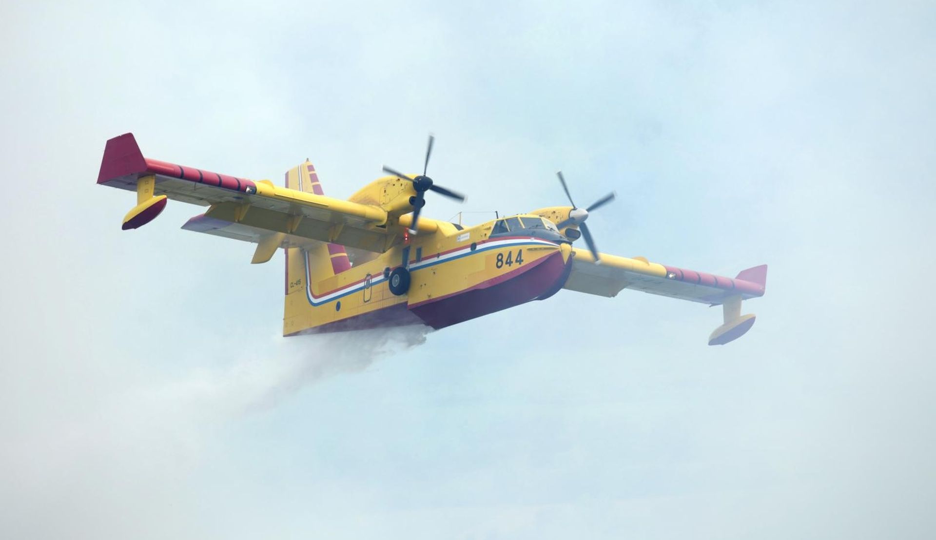 08.08.2019., Sibenik - Kanaderi se bore s pozarom koji je buknuo na nepristupacnom terenu nedaleko Skradina. Photo: Dusko Jaramaz/PIXSELL
