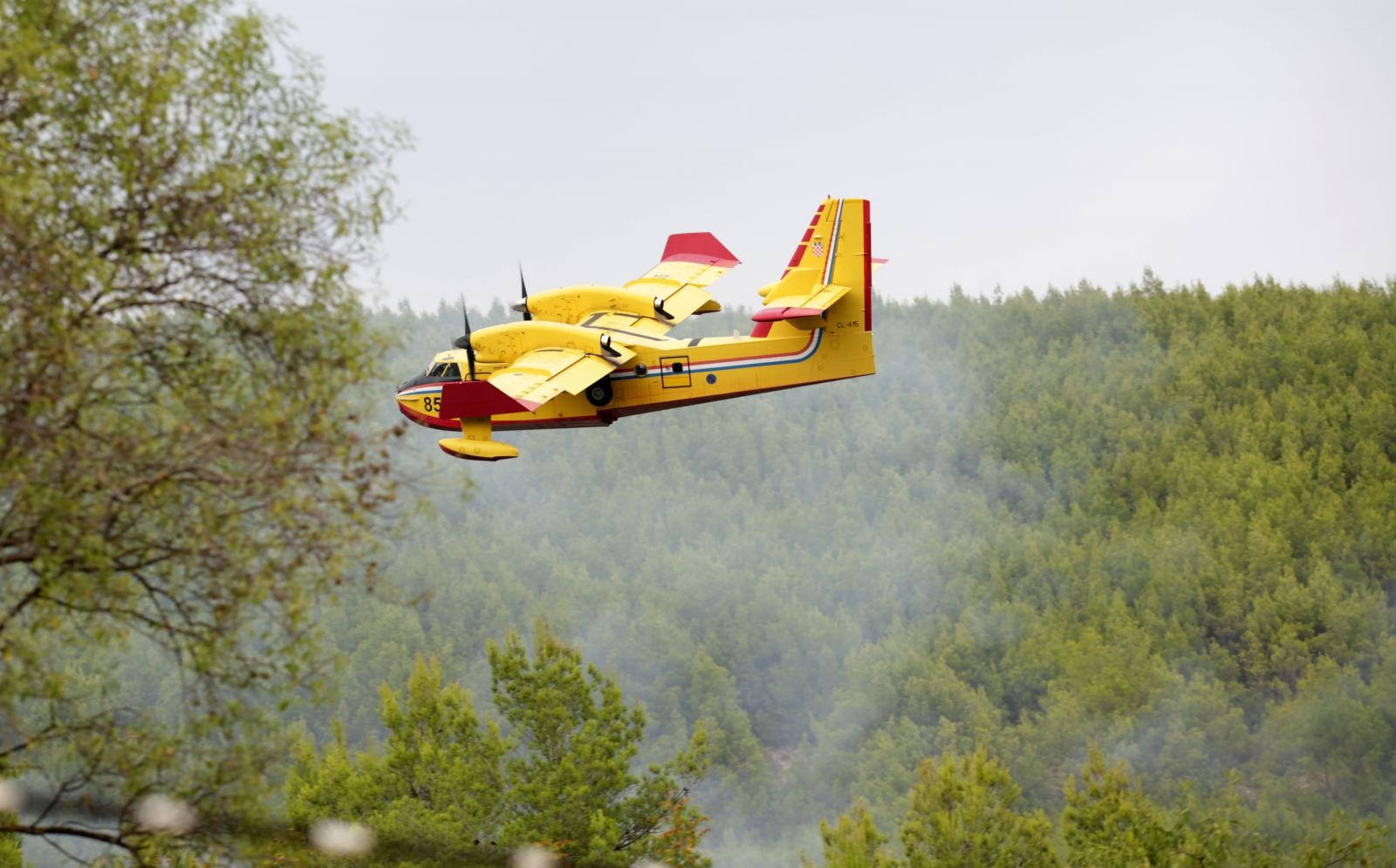 08.08.2019., Sibenik - Kanaderi se bore s pozarom koji je buknuo na nepristupacnom terenu nedaleko Skradina. Photo: Dusko Jaramaz/PIXSELL