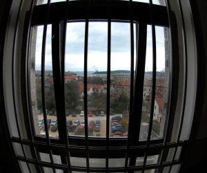 02.12.2008-, Pula - Pulski zatvor je kaznionica zatvorenog tipa, a smatra se jednim od najsigurnijih u RH te je jedan od cetiri zatvora u drzavi koji imaju poseban odjel za izdrzavanje kazne. Iako po pravilima moze primiti 146 zatvorenika, ondje obicno boravi vise od 200 pritvorenika i zatvorenika, a zbog posebnih okolnosti ondje je prebacen i Hrvoje Petrac. Kaznionicu zovu i 'zatvor pod kljucem', buduci da nema poseban poluotvoren ili otvoren odjel, pa je vecina osoba pod kljucem tijekom dana. Izuzetak su sobe zatvorenika koji rade, ili pak tijekom dvosatne dnevne setnje. Ustojen je kao muski zatvor, s tek manjim dijelom istocnog krila za zene. Zapadno je krilo smjesteno uz Zupanijski sud, i zatvorenicko je. U zatvoru djeluju dramska, literarna, glazbena i novinarska radionica. Pogled kroz resetke. 
Photo: Dusko Marusic/Vecernji list