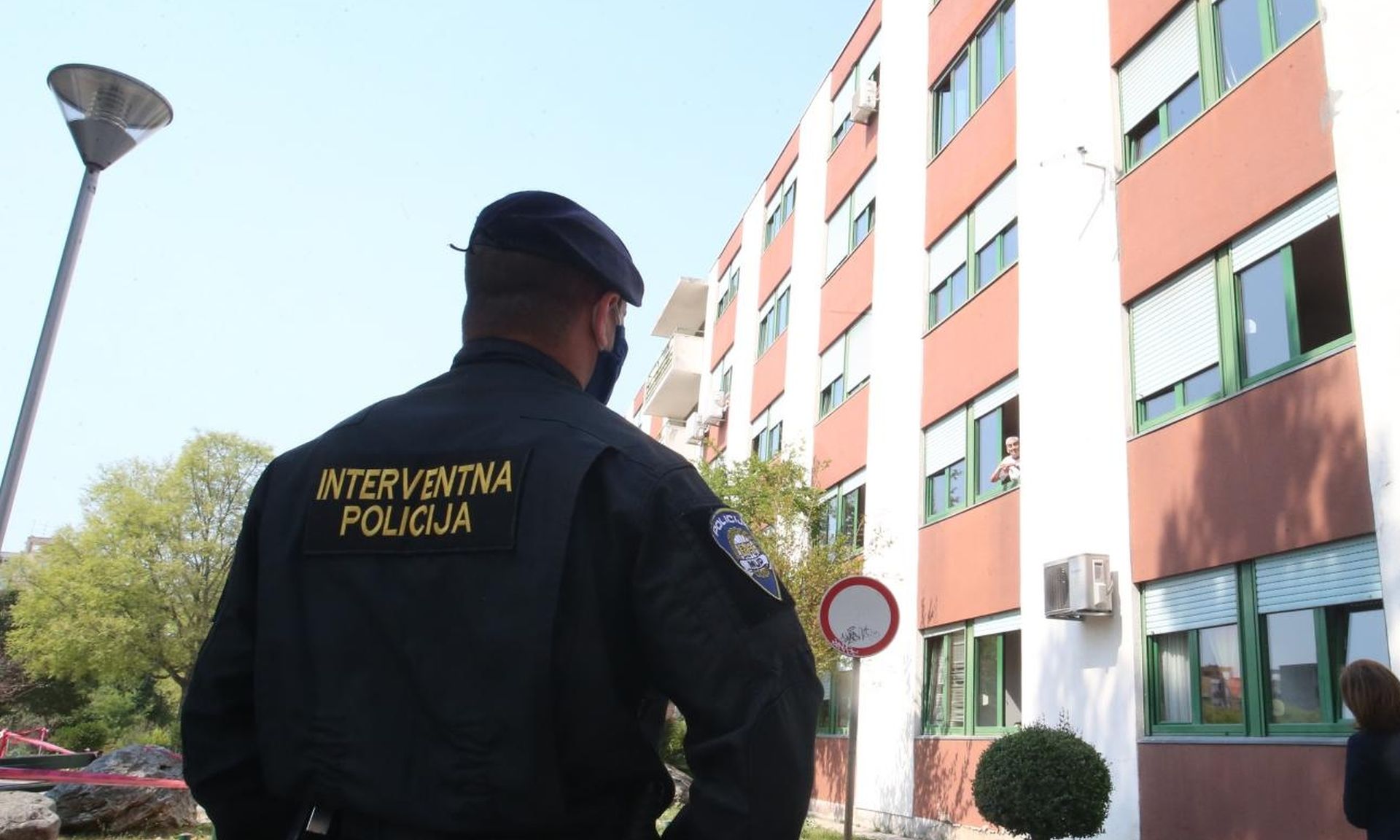 09.04.2020.,Split - U dom za starije i nemocne na Vukovarskoj ulici jutros je u pratnji stigao ravnatelj KBC Split Julije Mestrovic. 
Photo:Ivo Cagalj/PIXSELL