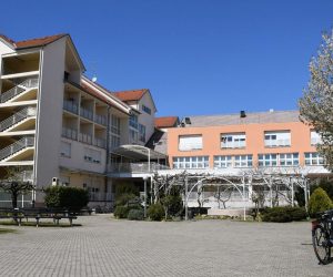 09.04.2020., Koprivnica - Sticenica Doma za starije i nemocne u Koprivnici zarazena je koronavirusom. Zena rodjena 1938. godine u petak je dobila povisenu temperaturu te je nakon pozitivnog nalaza danas premjestena u Opcu bolnicu Koprivnica.
Photo: Damir Spehar/PIXSELL