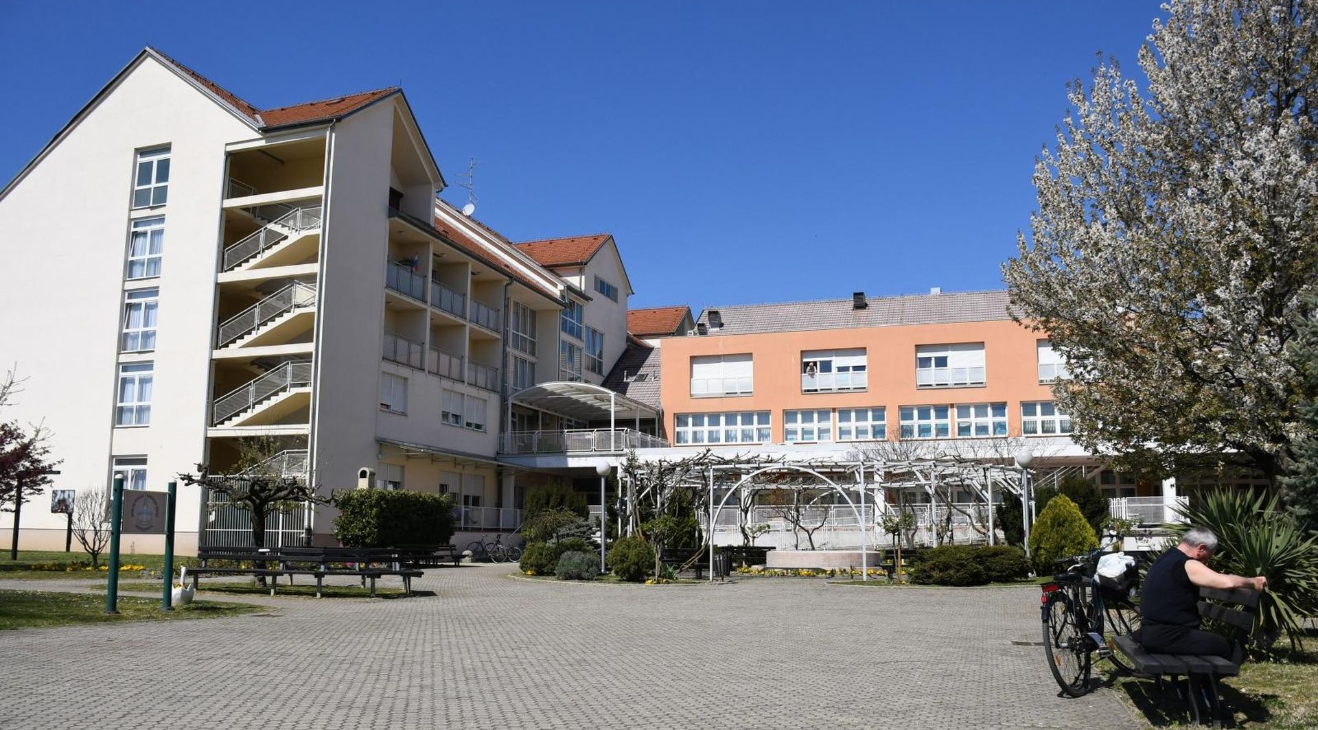 09.04.2020., Koprivnica - Sticenica Doma za starije i nemocne u Koprivnici zarazena je koronavirusom. Zena rodjena 1938. godine u petak je dobila povisenu temperaturu te je nakon pozitivnog nalaza danas premjestena u Opcu bolnicu Koprivnica.
Photo: Damir Spehar/PIXSELL