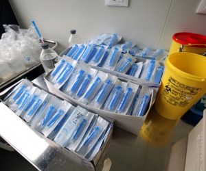 10.11.2009., Zagreb - KB Dubrava, jedinica intenzivnog lijecenja, medicinsko osoblje bolnice pripremljeno je za povecani broj oboljelih od svinjske gripe, a cjepiva ne nedostaje. U vrijeme vikenda pojacana su lijecnicka dezurstva. Lijekovi, ilustracija. 
Photo: Robert Anic/PIXSELL