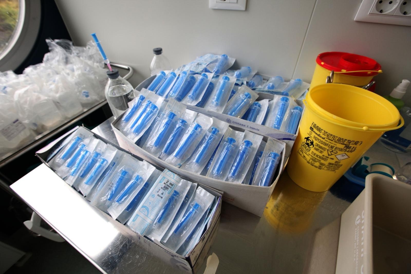 10.11.2009., Zagreb - KB Dubrava, jedinica intenzivnog lijecenja, medicinsko osoblje bolnice pripremljeno je za povecani broj oboljelih od svinjske gripe, a cjepiva ne nedostaje. U vrijeme vikenda pojacana su lijecnicka dezurstva. Lijekovi, ilustracija. 
Photo: Robert Anic/PIXSELL
