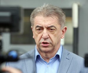 Gospić: Darko Milinović glasovao na prijevremenim lokalnim izborima
 10.03.2019., Gospic - Darko Milinovic kandidat Nezavisne liste glasao na birackom mjestu Posta u Gospicu. U Licko senjskoj zupaniji odrzavaju se izboru za Skupstinu Licko Senjske zupanije.
Photo: Kristina Stedul Fabac/PIXSELL