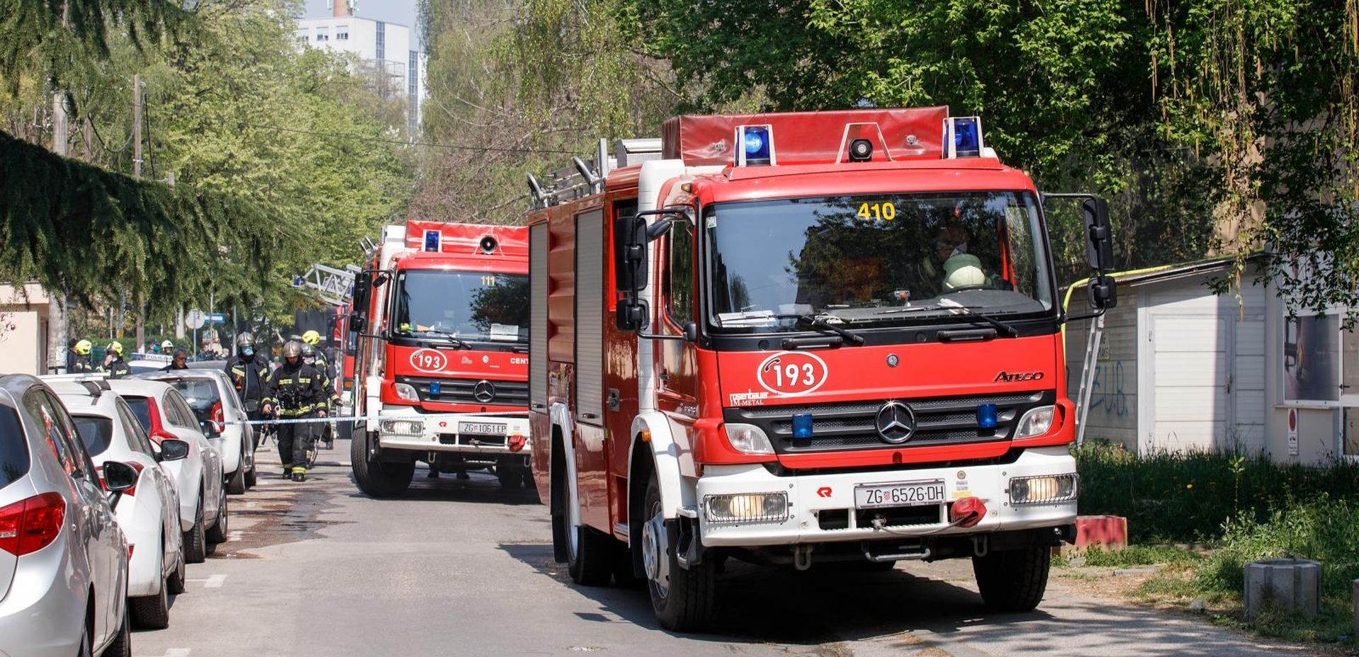 10.04.2020., Zagreb - Vatrogasci su ugasili pozar koji je planuo u zgradi nekadasnjeg poduzeca Banija koja se bavila proizvodnjom ortopedskih pomagala i cipela na uglu Valdecove i Bozidareviceve ulice koja je vec bila u fazi rusenja. 
Photo: Tomislav Miletic/PIXSELL