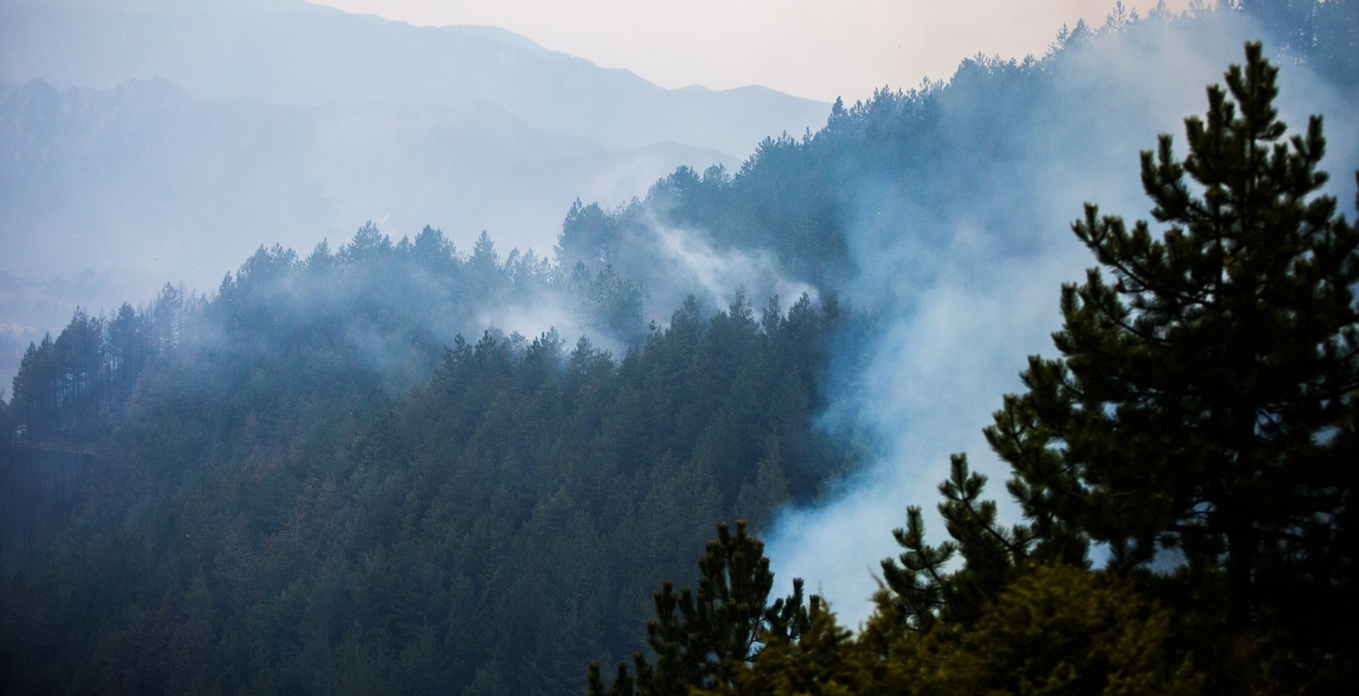 11.04.2020.,Konjic, BiH - Tri kilometra od centra Konjica, u mjestu Ovcari, izbio je veliki pozar u borovoj sumi koji se siri velikom brzinom i prijeti naselju.
Photo: Denis Kapetanovic/PIXSELL
