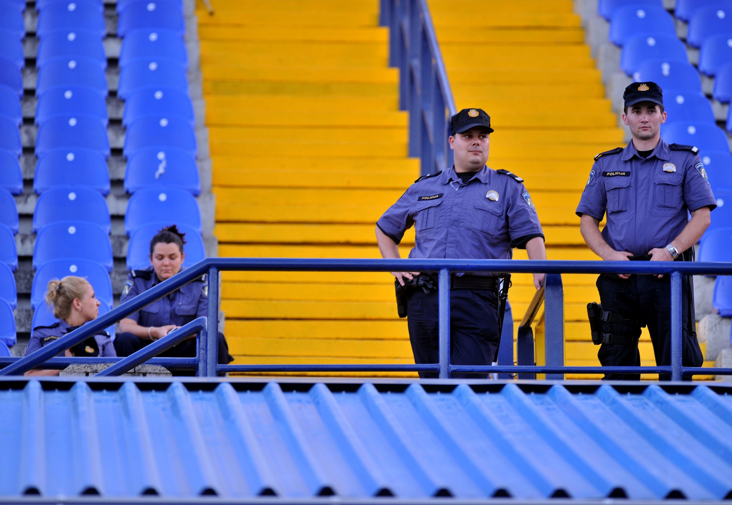 12.07.2011., Zagreb - Nogometasi GNK Dinamo na preuredjenom maksimirskom stadionu odrzali su trening na novoj travi uoci utakmice protiv Neftchi Bakua. Policija na tribinama.
Photo: Marko Lukunic/PIXSELL