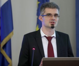 11.10.2018., Zagreb - Okrugli stol o prijedlogu Zakona o udzbenicima i drugim obrazovnim
materijalima u osnovnoj i srednjoj skoli. Okrugli stol moderirala je ministrica znanosti i obrazovanja Blazenka Divjak, a u  uvodnom izlaganju glavni savjetnik ministrice Marko Kosicek predstavio je glavne smjernice zakona. O temi su raspravljali i Zdenko Ljevak kao predstavnik Grupacije nakladnika skolskih udzbenika, predstavnica strucne radne skupine
Djurdja Trupinic, Goran Hajdin s Fakulteta organizacije i informatike u Varazdinu i  edukatorica Zeljka Babic.  Marko Kosicek.
Photo: Igor Kralj/PIXSELL