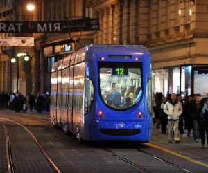 19.10.2011., Zagreb - Mnogi gradjani su nakon radnog vremena ostatak dana proveli u setnji gradom razgledavajuci trgovine, svratili na frizuru, kobasicu, pizzu, kafic. Tramvaj. Ilustracija.
Photo: Marko Lukunic/PIXSELL