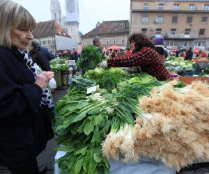 30.12.2011. Zagreb - Zagrebacka trznica Dolac u prednovogodisnjoj guzvi. Mnogi su zagrepcani pohrlili u nabavu svjezeg mesa ,povrca te nezaobilaznog kiselog zelja za novogodisnju sarmu. Popularni zagrebacki plac tradicionalno daje najbolju ponudu svjezih namirnica nezaobilaznih za najludju noc.
Photo: Robert Anic/PIXSELL