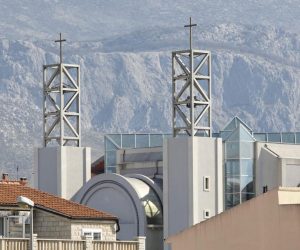 12.04,2020. Split - U Crkvi na Sirobuji napadnuta novinarka koja je pratila misu koju je unatoc svim zabranama odrzao Don Josip Delas, zupnik Zupe sv. Leopolda Bogdana Mandica.
Photo: PIXSELL