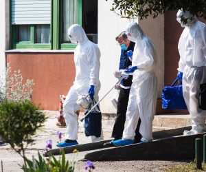 12.04.2020., Split - Zapocelo prebacivanje sticenika doma za starije i nemocne u Splitu u karantenu u Makarskoj.
Photo: Milan Sabic/PIXSELL