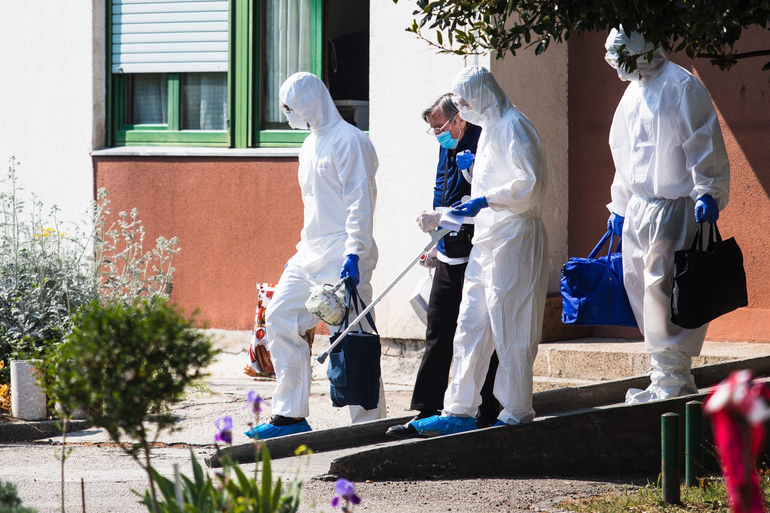 12.04.2020., Split - Zapocelo prebacivanje sticenika doma za starije i nemocne u Splitu u karantenu u Makarskoj.
Photo: Milan Sabic/PIXSELL