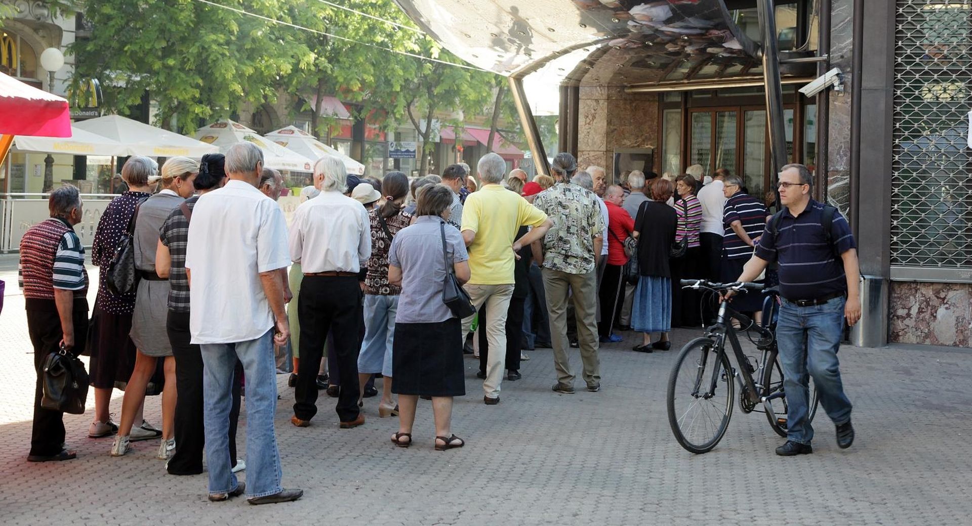 01.08.2012., Zagreb - Jedan od pokazatelja stanja u Hrvatskoj je skupina umirovljenika koja je vec prije radnog vremena banaka stvorila velike redove prvog dana isplata mirovina. Umirovljenici ispred Postanske banke. 
Photo: Zarko Basic/PIXSELL