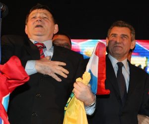 16.11.2012., Zagreb - Okupljeni gradjani na Trgu bana Jelacica docekali generale Antu Gotovinu i Mladena Markaca kako bi proslavili oslobadjajucu hasku presudu. 
Photo: Marko Prpic/PIXSELL