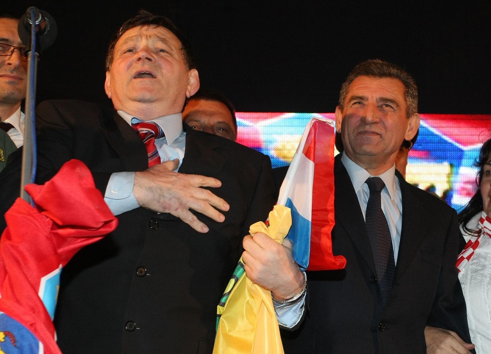 16.11.2012., Zagreb - Okupljeni gradjani na Trgu bana Jelacica docekali generale Antu Gotovinu i Mladena Markaca kako bi proslavili oslobadjajucu hasku presudu. 
Photo: Marko Prpic/PIXSELL