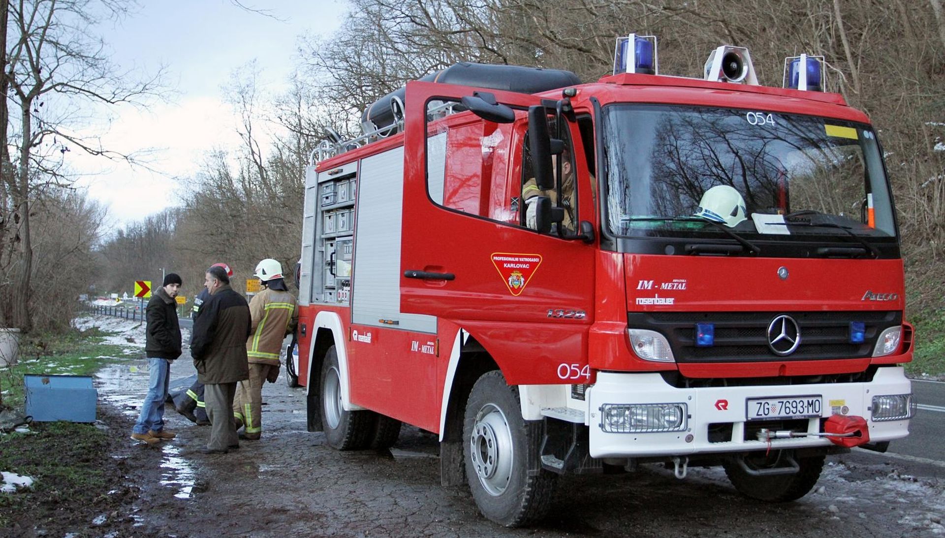 15.12.2012., Karlovac - U slijetanju automobila u rijeku Koranu u Vukmanickom Cerovcu kod restorana Karan, poginula je muska osoba. Nesreca se dogodila u 13.05 sati, policija i vatrogasci na mjestu nesrece.
Photo: Kristina Stedul Fabac/PIXSELL